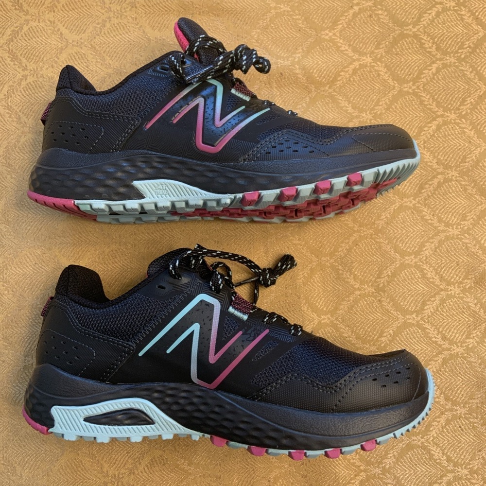 NEW BALANCE WOMEN'S 410 v8 WT410LC8 MEDIUM WIDTH TRAIL RUNNING BLACK BLUE Sz 6